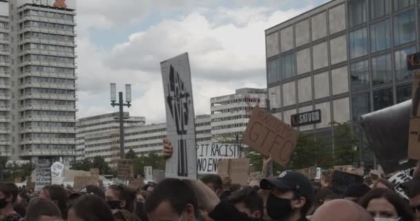 Знак говорит, что черные жизни имеют значение в демонстрации против расизма и жестокости полиции в Берлине 6 июня 2020 года — стоковое видео