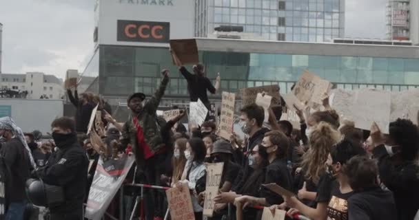 Grupo de jovens protestantes negros e caucasianos segurando o punho e assina contra a brutalidade policial e o racismo no Black Lives Matter Deomonstration Marcha em Berlim, Alemanha 6 de junho de 2020 — Vídeo de Stock