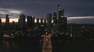 Frankfurt am Main 'in Geniş Kuruluşu, Almanya Küçük Araba trafiği ile Ana Nehir ve Köprü üzerinde Gece Skyline