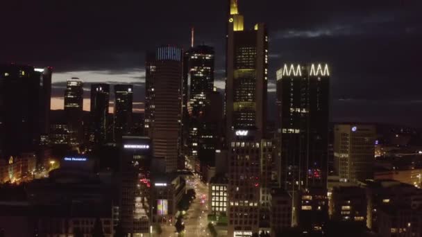 AERIAL: Close Establishing Tiro de Frankfurt am Main, Alemanha Skyline à noite com luzes da cidade e pouco tráfego — Vídeo de Stock