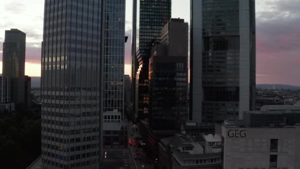 AERIAL: Lassú előre repülés Frankfurt am Main-on keresztül, Németország Skyline felhőkarcoló kanyon a lila naplemente fényében 2020 júniusában — Stock videók