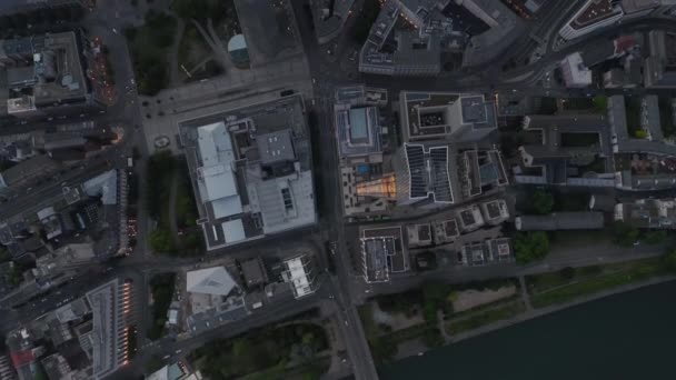 AERIAL: Ongelooflijke Top Down Shot van Frankfurt am Main, Duitsland City Center Skyline met weinig verkeer straten als gevolg van Coronavirus Covid 19 Pandemie — Stockvideo