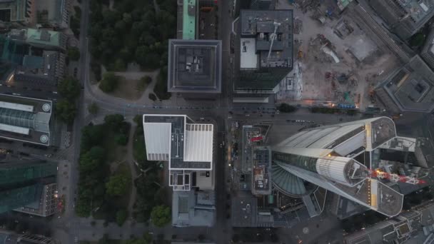 AERIAL: Impresionante vista de arriba hacia abajo de Frankfurt am Main, Alemania Skyline con pocas calles de tráfico debido a la pandemia de Coronavirus Covid 19 — Vídeos de Stock