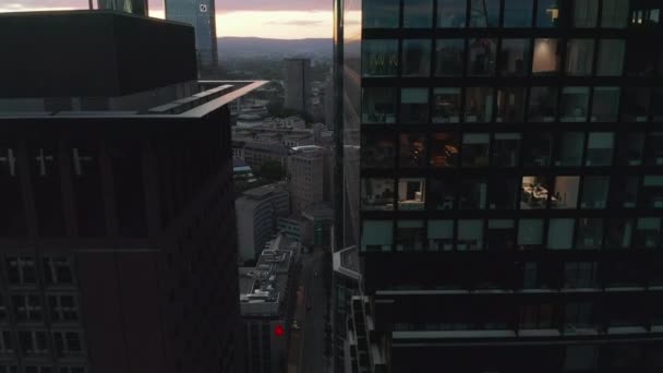 AERIAL: Levantamiento lento sobre Fráncfort del Meno, Alemania Nuevo rascacielos en luz del atardecer con calles vacías de la ciudad — Vídeo de stock