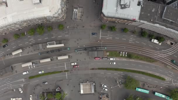 AERIAL: Overhead Top Down View of Frankfurt am Main, Duitsland Openbaar vervoer op straat met mensen en autoverkeer — Stockvideo