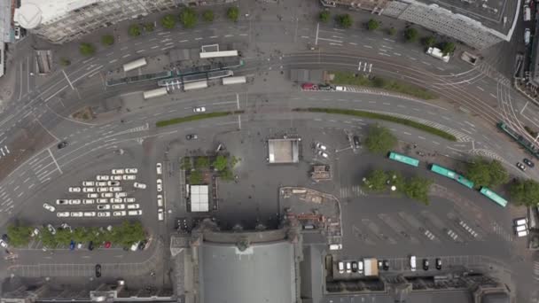 AERIAL: Vista superior hacia abajo de Fráncfort del Meno, Alemania Transporte público en la calle con tráfico de personas y automóviles — Vídeos de Stock