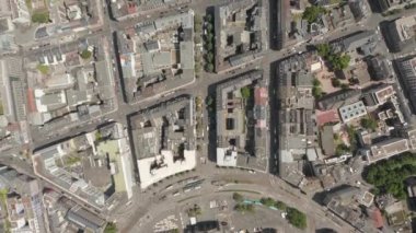 Frankfurt am Main 'in Yüksek Tepe Aşağı Kuşlar Görüntüsü Yazın Almanya, Şehir Sokakları ve Havacılık Konutlu Mahallesi