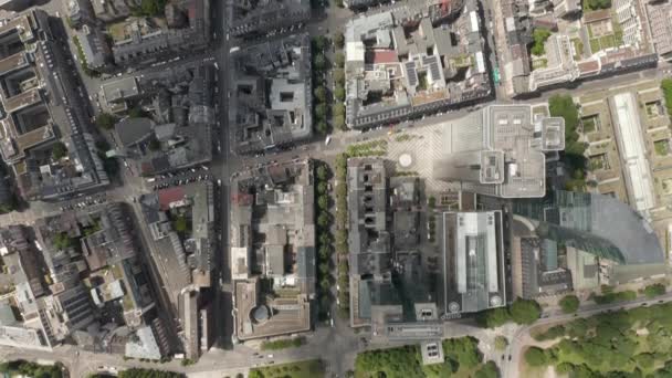 AÉRIEN : Vue aérienne du haut vers le bas sur Francfort-sur-le-Main, Allemagne en été, rues de la ville et quartier résidentiel — Video