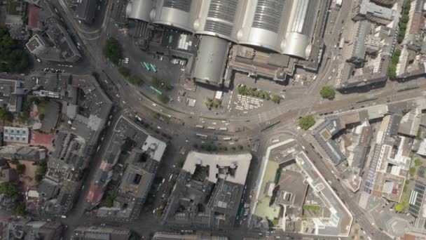 AERIAL: High Overhead Top Down Birds View Shot of Frankfurt am Main, Duitsland Centraal Station in de zomer, Stadsstraten met openbaar vervoer Tram en infrastructuur — Stockvideo