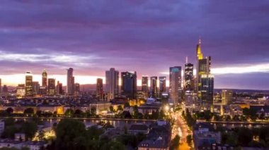 Frankfurt 'un Gece Hızı, Hareket Süresi Hızı Ben Ana Almanya Skyline Manzarası ve önplanda Ana Nehir ile güzel şehir ışıkları