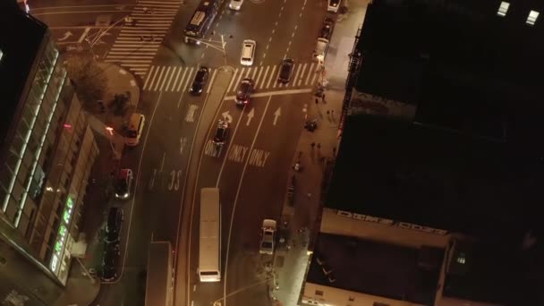 AERIAL: Vogelbeobachtung von oben nach unten Blick auf die Straßenkreuzung bei Nacht in Chinatown, Manhattan, New York City — Stockvideo