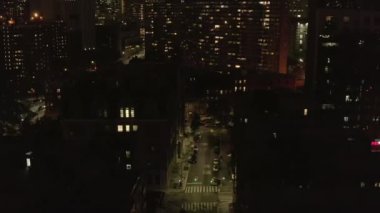 Manhattan, New York City 'nin arka planındaki Skyline ile birlikte Çin Mahallesi' ndeki Dark Road üzerinden Overhead Down Tilt