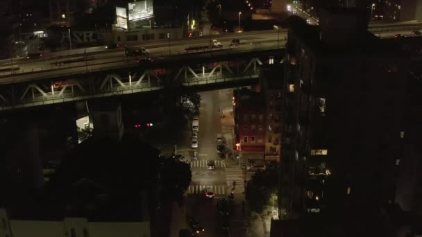 AERIAL: Crane Up lifting Vista sobre Williamsburg Bridge Road por la noche en Chinatown, Manhattan, Nueva York — Vídeo de stock
