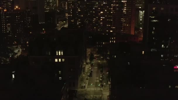 AERIAL: Overhead Top Down Tilt over Dark Road at Night em Chinatown com Manhattan, New York City Skyline em segundo plano — Vídeo de Stock