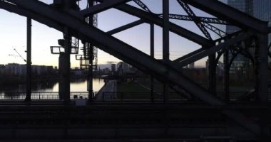 Frankfurt am Main, Almanya 'da Şehir Işıkları ve Avrupa Merkez Bankası ile Alacakaranlık Günbatımında Görüntü Kuruluyor