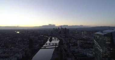 Frankfurt am Main, Almanya 'nın Avrupa Merkez Bankası ve Şehir Merkezi Işıkları ile Alacakaranlık Günbatımında Skyline' ın Kuruluşu