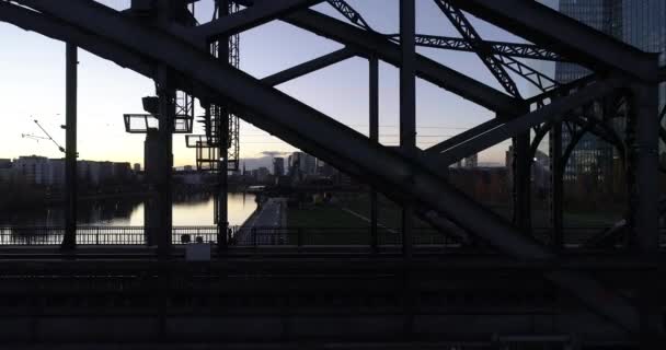 AERIAL: Oprichting van Shot View over Frankfurt am Main, Duitsland bij zonsondergang licht met City Lights en de Europese Centrale Bank — Stockvideo