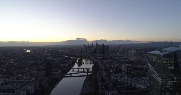 AERIAL: Oprichting van Shot van Frankfurt am Main, Duitsland Skyline bij zonsondergang licht met de Europese Centrale Bank en Downtown City Lights — Stockvideo