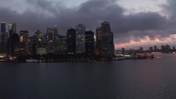 AERIAL: Manhattan Uptown Skyline en la mañana de niebla cinemática con Ciudad brillante en tiempos de Coronavirus COVID 19 Pandemia — Vídeos de Stock