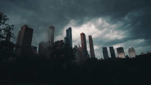 미터 폭풍 타임 랩 이 뉴 우요 오크 시 맨 해 턴 의 센트럴 파크 위에 건설중에 있으며 새로운 스카이 살수기들이 있다 — 비디오