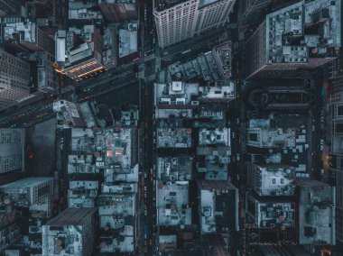 Manhattan 'ın havadan görünüşü, New York caddeleri alacakaranlıktan hemen sonra sokak ışıklarıyla
