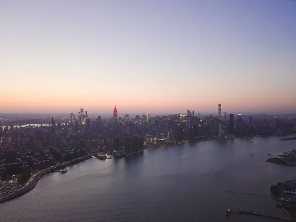 Wide Aerial Drone Widok na Manhattan Skyline z East River w Nowym Jorku o zmierzchu i City Lights — Zdjęcie stockowe