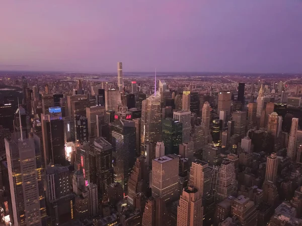 Vista aérea del corazón de Manhattan, Nueva York con rascacielos altos justo después de la puesta del sol en la luz del atardecer — Foto de Stock