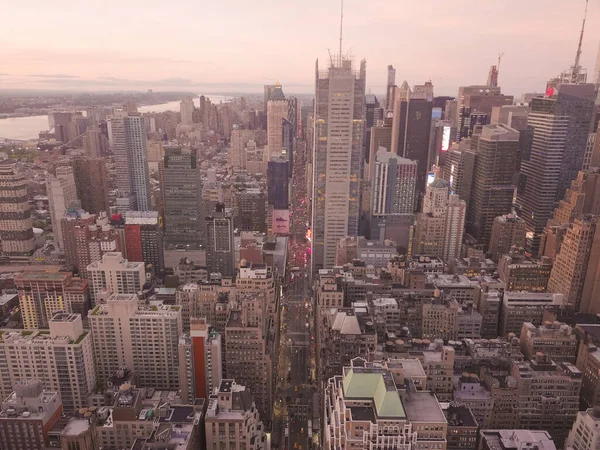 Flygfoto i hjärtat av Manhattan, New York City med Timessquare Street View och Tall Skyscraper Canyon — Stockfoto