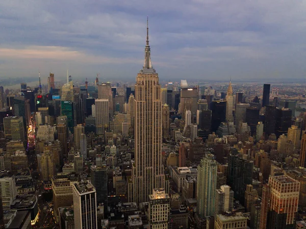 El corazón de Manhattan, Empire State Building en la ciudad de Nueva York Vista aérea del dron en el día nublado lluvioso — Foto de Stock