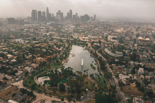 Echo Park en Los Ángeles con vista al horizonte del centro y niebla contaminada con humo del aire en la gran ciudad urbana —  Fotos de Stock