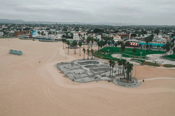 Widok z lotu próżni Venice Beach Skatepark rano bez ludzi — Zdjęcie stockowe