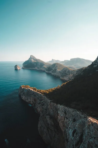 Uzaktaki Dağlar ve Mavi Okyanus 'la Mallorca' nın muhteşem manzarası