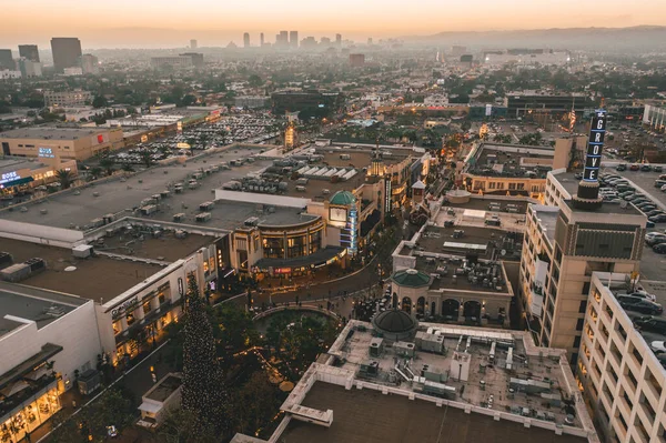 The Grove Shopping Center i Los Angeles vid solnedgången med butiker och Hollywood Skyline i fjärran — Stockfoto