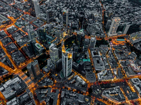 Aerial Overhead View of Frankfurt am Main, Germany Ουρανοξύστης τη νύχτα με φωτεινές Δρόμοι — Φωτογραφία Αρχείου