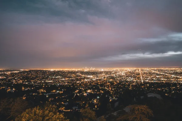 Όμορφη Ευρεία Θέα σε όλο το Λος Άντζελες τη νύχτα με τα φώτα της πόλης να λάμπουν στο βάθος — Φωτογραφία Αρχείου