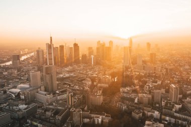 Frankfurt am Main, Almanya 'nın inanılmaz manzarası Güzel Gün Doğumu Eylül 2019' da sisli kış sabahında yükselişte.