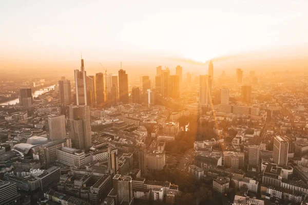 Frankfurt am Main, Almanya 'nın inanılmaz manzarası Güzel Gün Doğumu Eylül 2019' da sisli kış sabahında yükselişte.