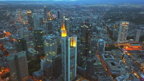 AERIAL: Вид на Франкфурт-на-Майне, Германия Skyline ночью с городскими огнями и трафиком автомобилей Circa 2017 — стоковое видео