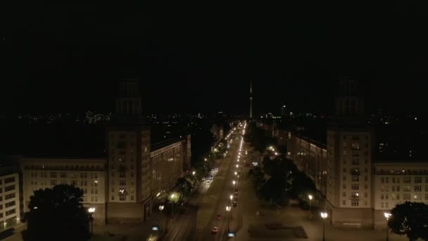 Вид с воздуха на пустую улицу Карла-Маркса-Алле ночью в Берлине, Германия во время пандемии коронавируса COVID 19 — стоковое видео