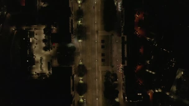 Vue Aérienne Des Oiseaux Aériens De La Rue Vide Karl-Marx-Allee La Nuit Sans Personne à Berlin, Allemagne Pendant La Pandémie De Coronavirus COVID 19 — Video