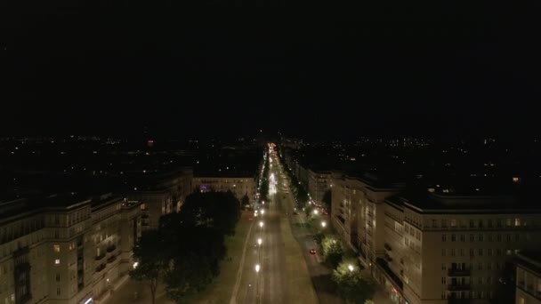 Luftaufnahme der leeren Karl-Marx-Allee bei Nacht in Berlin, Deutschland während der COVID 19 Coronavirus Pandemie — Stockvideo