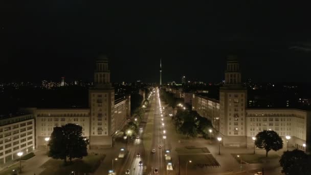 Vista aérea de la vacía calle Karl-Marx-Allee por la noche hacia la Torre Alexander Platz TV en Berlín, Alemania durante la pandemia del Coronavirus COVID 19 — Vídeo de stock