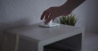 Kablosuz kulaklıklar kablosuz şarj pedinden alınıyor.