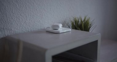 Kablosuz kulaklıklar pili şarj etmek için kablosuz şarj pedine yerleştiriliyor