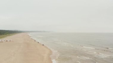 Polonya 'nın Baltık Denizi Sahili Hava Görüntüsü Bulutlu Bulutlu Gökyüzü