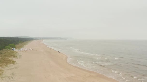 Letecký pohled na pobřeží Baltského moře v Německu s oblačnou oblohou — Stock video