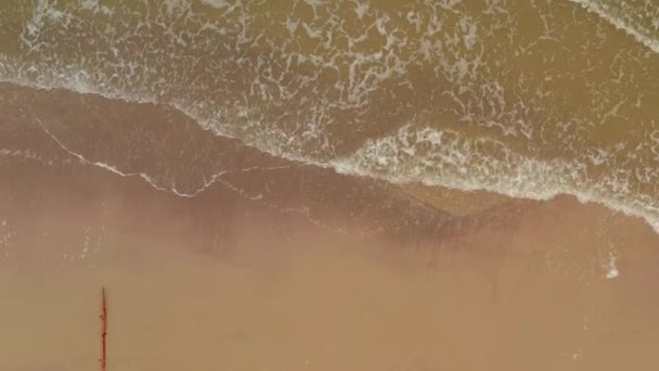 AERIAL View of Generic Beach Overhead Shot in Baltic Sea Γερμανία με κύματα να συντρίβονται σε μια άδεια παραλία από ψηλά — Αρχείο Βίντεο