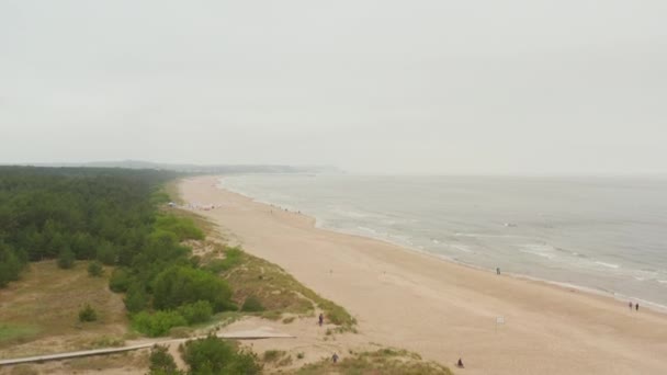 Widok z powietrza na wybrzeże Morza Bałtyckiego w Niemczech z zachmurzonym niebem — Wideo stockowe