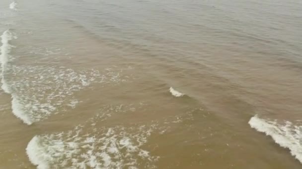 AÉRIAL : Vol à basse altitude au-dessus de l'océan vert de la mer Baltique et écrasement des vagues — Video