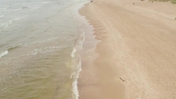 AERIAL: Vuelo bajo sobre la playa del mar Báltico Océano Verde y olas que van lentamente — Vídeo de stock